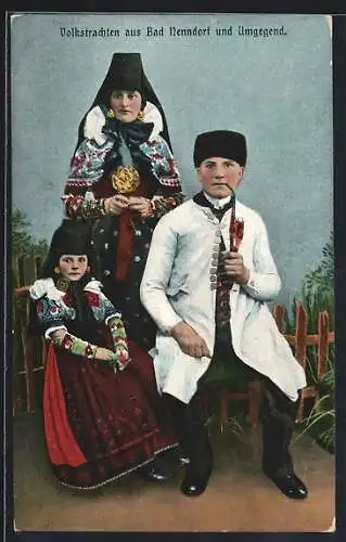 AK Eine Frau in Schaumburg-Lippischer Landestracht, Mann mit Pfeife und kleines Mädchen