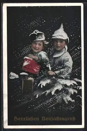 AK Junge und Mädchen verkleidet als Soldaten im Schnee
