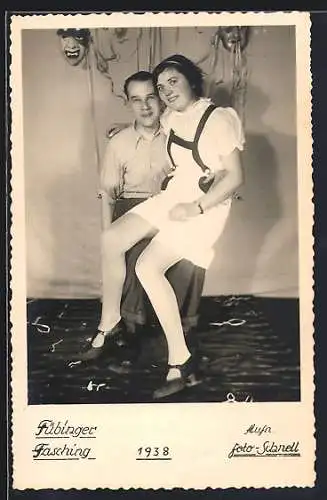 Foto-AK Tübingen, Tübinger Fasching 1938, Paar vor geschmückter Wand