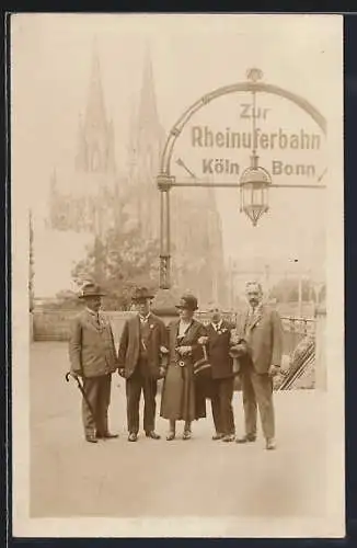 Foto-AK Köln, Gruppenbild am Eingang zur Rheinuferbahn 1928
