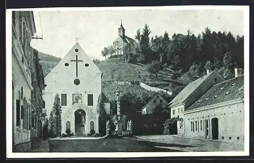 AK Schwanberg, Am Kriegerdenkmal, Ortspartie mit Kirchen