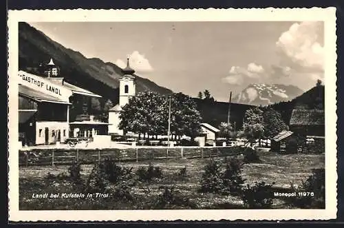 AK Kufstein in Tirol, Gasthof Landl, Panorama mit Kirche und Bergblick