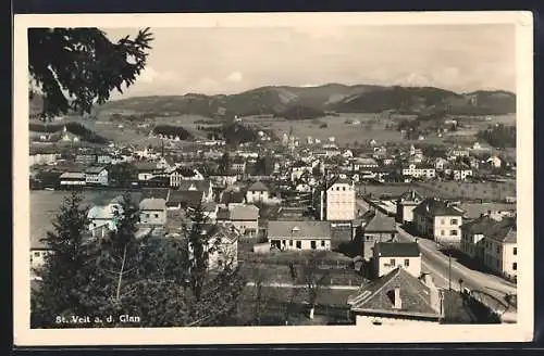 AK St. Veit a. d. Glan, Ortsansicht mit Strasse u. Fernblick aus der Vogelschau