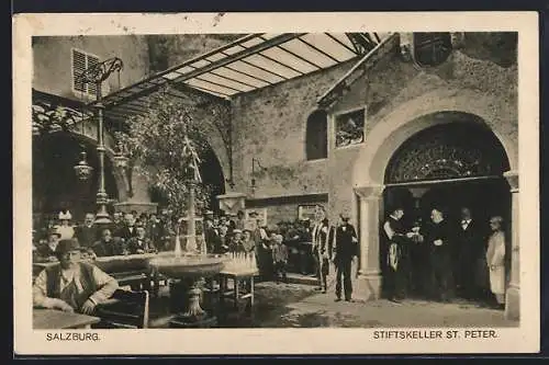 AK Salzburg, Gasthaus Stiftskeller St. Peter, Hofansicht mit Geistlichen