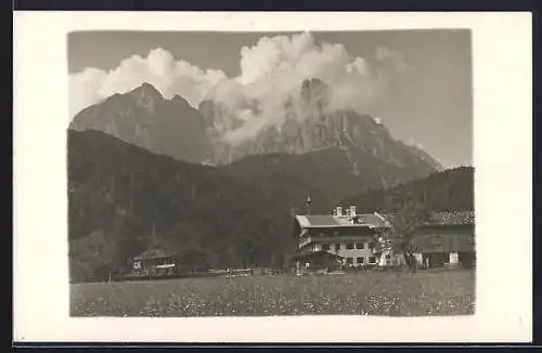 AK Kirchdorf /Tirol, Griesenau, Gebäude-Panorama mit Bergspitzen