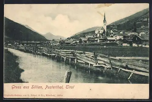 AK Sillian /Pusterthal, Ortspanorama vom Wasser aus, mit Uferbefestigung