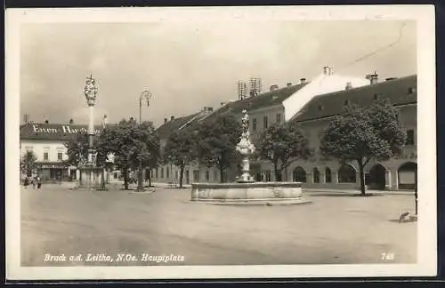AK Bruck a. d. Leitha, Hauptplatz mit Café Rathaus, Brunnen u. Säulendenkmal