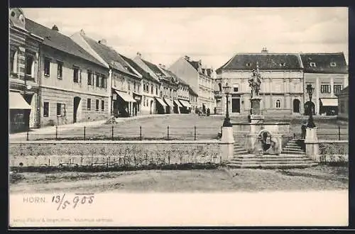 AK Horn, Strassenpartie mit Denkmal