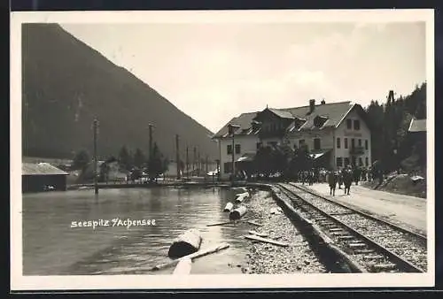 AK Seespitz am Achensee, Gasthof Seespitz mit Bahnschienen und Uferstrasse