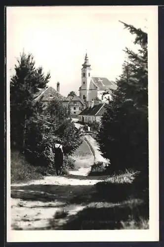 AK Spital a. Pyhrn, Blick auf die St. Leonhard-Kirche mit Strassenpartie