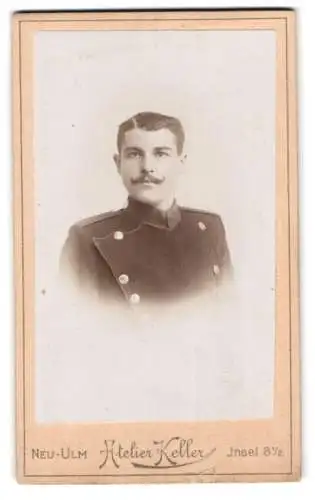 Fotografie Emil Keller, Neu-Ulm, Insel 8½, Porträt eines eleganten jungen Chevaulegers in Uniform