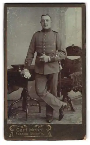 Fotografie Carl Meier, Passau, Steinweg, Soldat in Uniform mit Bajonett und Troddel