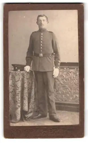 Fotografie Alois Krieger, Landshut, Altstadt 82, Soldat mit Uniform mit Bajonett und Troddel