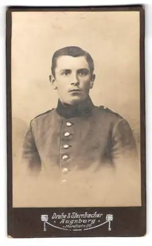Fotografie Drabe & Sternbacher, Augsburg, Morellstr. 23, Porträt eines Soldaten in Uniform