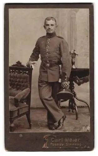 Fotografie Carl Meier, Passau, Steinweg, Soldat in Uniform mit Bajonet und Troddel
