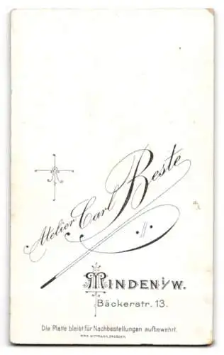 Fotografie Atelier Carl Beste, Minden /W., Bäckerstr. 13, Soldat in Uniform mit Mantel