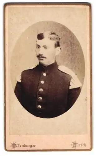Fotografie Oldenburger, Zürich, Soldat in Uniform mit Schwalbennestern vom Rgt. No. 78