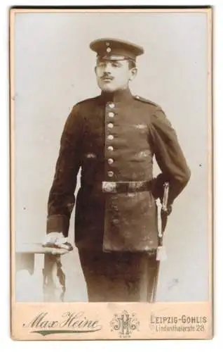 Fotografie Max Heine, Leipzig-Gohlis, Lindenthalerstr. 28, Soldat in Uniform mit Bajonett und Troddel