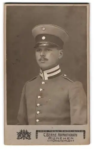Fotografie C. Berne, München, Türkenstr. 20, Porträt eines Einjährig-Freiwilliger Uffz. in Uniform mit Schirmmütze