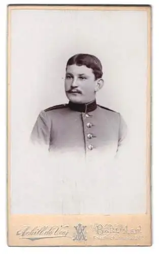 Fotografie Achill de Veer, Berlin, Friedrichstrasse 247, Porträt des Soldaten Alfred Sehlow in Uniform