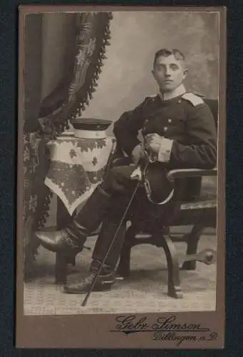 Fotografie Gebr. Simson, Dillingen a. D., Donaustrasse 39, bayerischer Soldat in Uniform mit Degen und Portepee