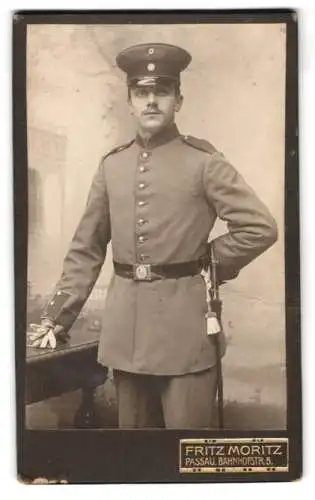 Fotografie Fritz Moritz, Passau, Soldat in Uniform mit Bajonett und Schirmmütze, Kgl. Bayer. Inf.-Rgt. Nr. 16