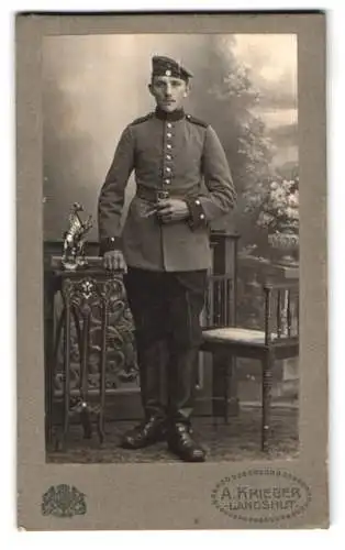 Fotografie Alois Krieger, Landshut, Altstadt 82, Soldat in Uniform mit Krätzchen