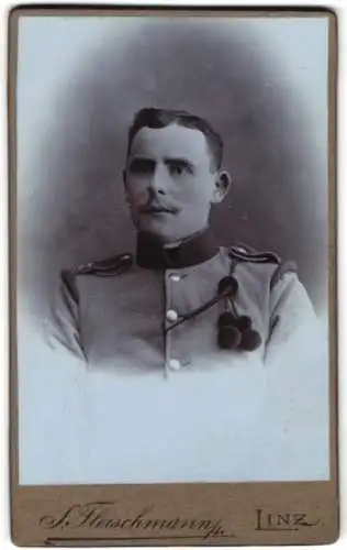 Fotografie S. Fleischmann, Linz, Jungwirthstrasse 8, Porträt eines k.u.k. Soldaten mit Schützenschnur