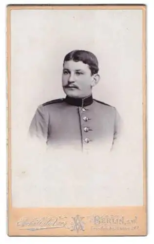 Fotografie Achill de Veer, Berlin, Friedrichstrasse 247, Porträt des Soldaten Alfred Sehlow in Uniform