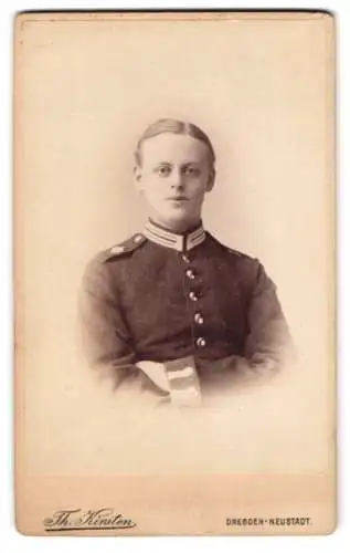 Fotografie Th. Kirsten, Dresden-Neustadt, Bautznerstrasse 17, Porträt eines Garde-Soldaten in Uniform