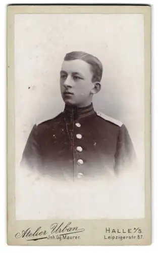 Fotografie Atelier Urban, Halle a/S., Leipzigerstr. 87, Porträt eines jungen Garde-Soldaten in Uniform