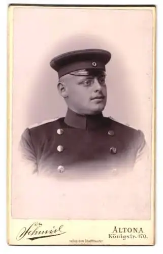 Fotografie Schmid, Altona, Königstr. 170, Soldat in Uniform mit Schirmmütze
