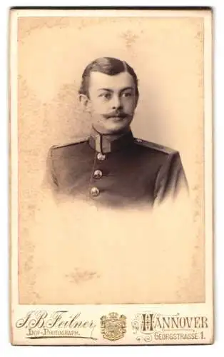 Fotografie J.B. Feilner, Hannover, Georgstrasse 1, Soldat in Uffz. in Uniform vom Rgt. Nr. 8