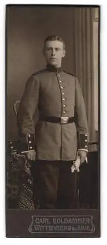 Fotografie Carl Goldammer, Wittenberg, Mittelstrasse 51, Soldat in Uniform mit weissen Handschuhen