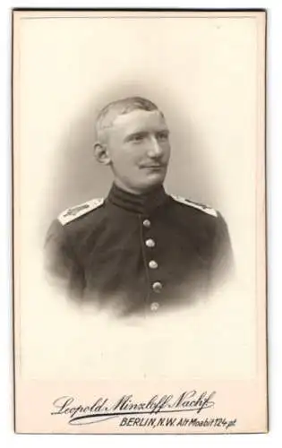 Fotografie Leopold Minzloff Nachf., Berlin, Alt Moabit 124, Porträt eines Garde-Soldaten in Uniform