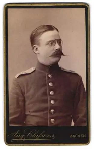 Fotografie Aug. Classens, Aachen, Hochstrasse 19, Porträt eines Soldaten in Uniform vom Rgt. Nr. 53