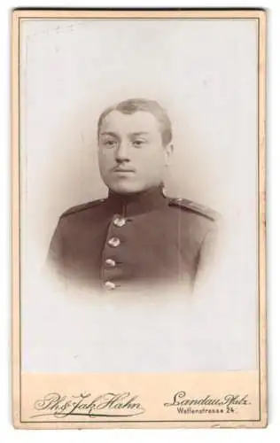 Fotografie Ph. & Jak. Hahn, Landau, Pfalz, Waffenstrasse 24, Porträt eines Soldaten in Uniform vom 2. Bataillon