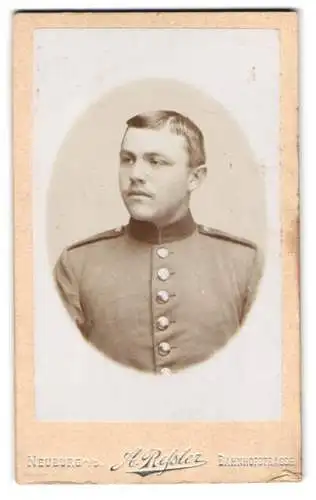 Fotografie Anton Ressler, Neuburg a.d., Bahnhofstrasse B 86, Porträt eines Soldaten in Uniform