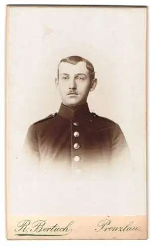 Fotografie R. Bertuch, Prenzlau, Steinstrasse 431, Portrait eines Soldaten in Uniform