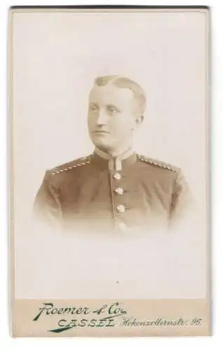 Fotografie Roemer & Co., Cassel, Hohenzollernstr. 96, Porträt eines Einjährig-Freiwilligen Uffz. in Uniform