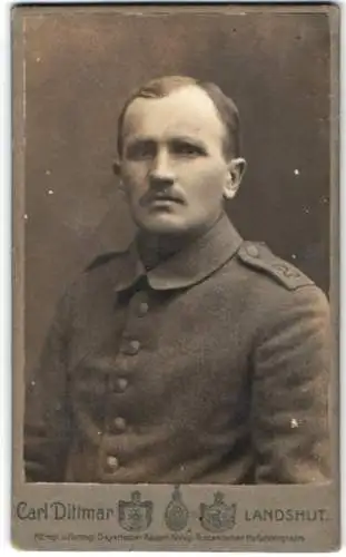 Fotografie Carl Dittmar, Landshut, Ecke der Zweibrücken- und Leukstrasse 13, Soldat in feldgrauer Uniform vom Rgt. Nr. 2