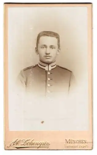 Fotografie Ab. Lohengrin, München, Türkenstr. 20 parterre, Porträt eines Garde-Uffz. in Uniform