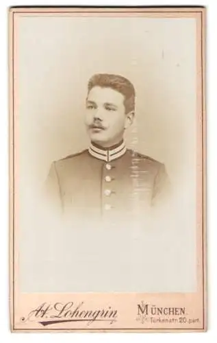 Fotografie A. Lohengrin, München, Türkenstr. 20, Garde-Soldat in Uniform