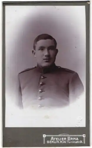 Fotografie Atelier Erna, Berlin, Turmstrasse 31, Porträt eines Soldaten vom Rgt. Nr. 8