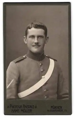 Fotografie Hans Möller, München, Augustenstr. 75, Porträt eines Soldaten in Uniform mit breitem Schulterriemen