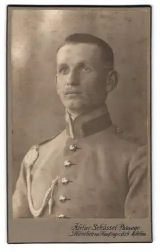 Fotografie Oscar Pöckl, München, Schüssel Passage, Soldat in Uffz. in Uniform mit Schützenschnur und 1 Eichel