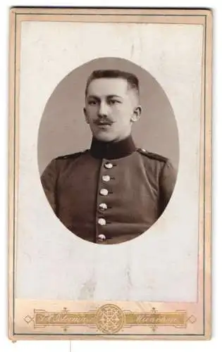 Fotografie F.X. Ostermayr, München, Karlsplatz 6, Porträt eines Soldaten in Uniform