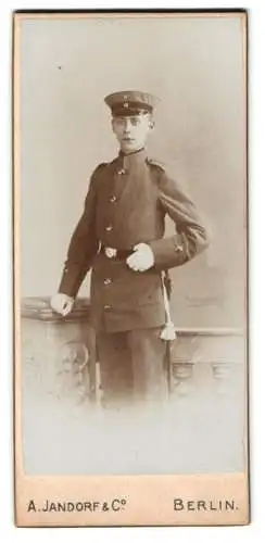 Fotografie A. Jandorf & Co., Berlin, Soldat in Uniform mit Bajonett und Portepee