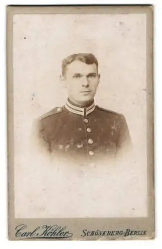 Fotografie Carl Köhler, Schöneberg-Berlin, Kolonnen-Str. 35, Porträt eines Garde-Soldaten in Uniform