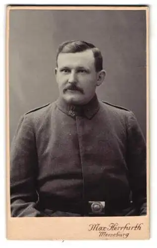 Fotografie Max Herrfurth, Merseburg, Breitestrasse, Portrait eines Landwehr-Soldaten in Uniform, IV. Korps, Rgt. Nr. 25